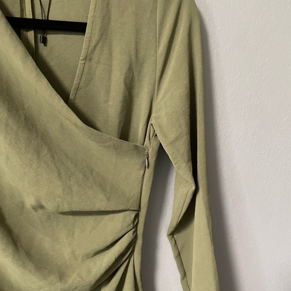 NWOT Zara V-neck Midi Side Ruched Dress in Green. Size Small - Picture 7 of 11